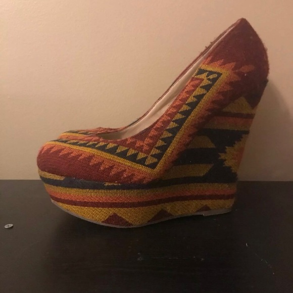 Steve Madden Aztec Wedges Size 8.5 - Picture 2 of 4
